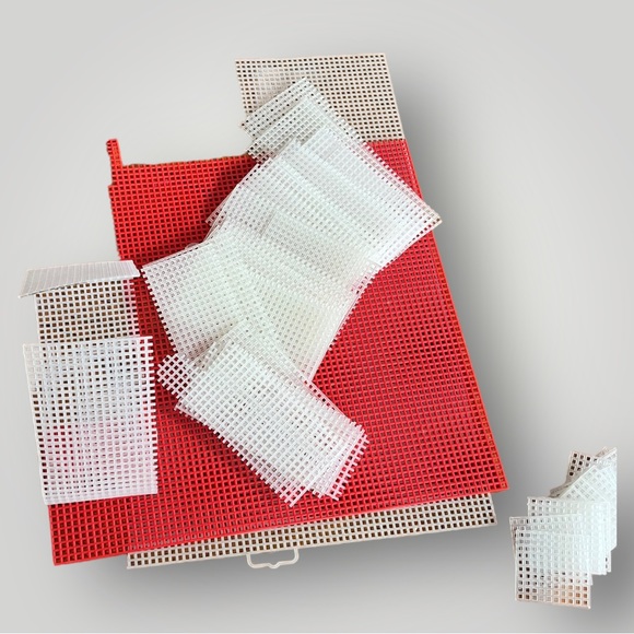 Vintage Needlepoint Plastic Canvas - Large Lot of Christmas pieces/pattern - Picture 13 of 16